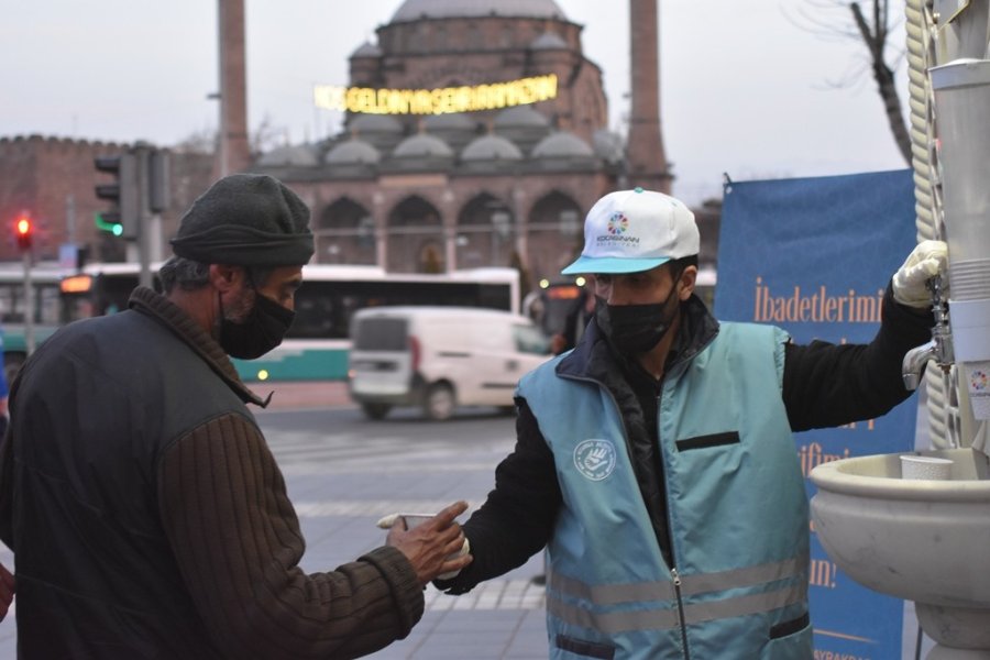 Kocasinan’da İftar Vakti Yolda Kalanlara ’ikram Çeşmesi’