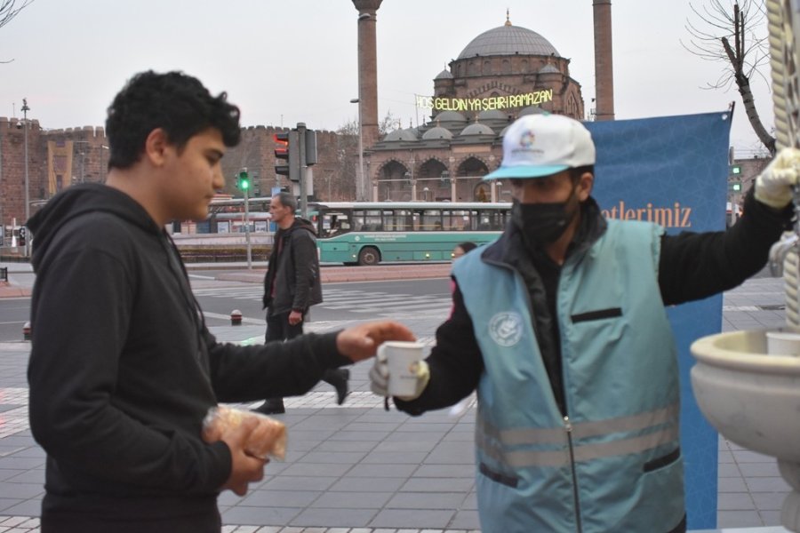 Kocasinan’da İftar Vakti Yolda Kalanlara ’ikram Çeşmesi’