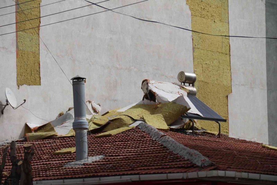 Şiddetli Rüzgar 7 Katlı Binanın Yalıtımını Yerinden Söktü