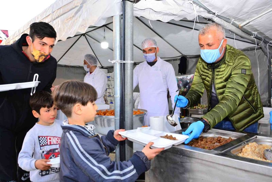 Manavgat’ta 5 Bin Kişi Aynı Anda İftar Açtı