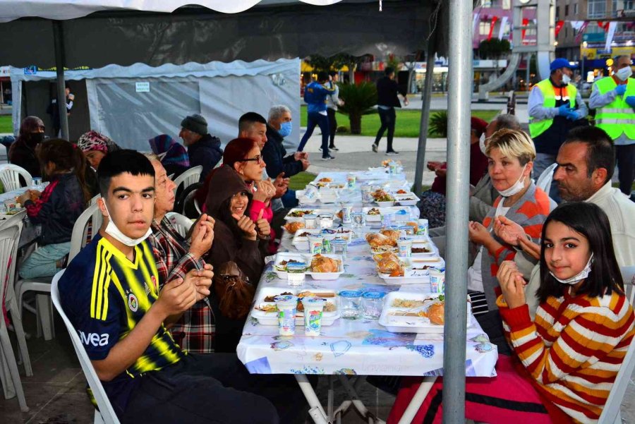 Manavgat’ta 5 Bin Kişi Aynı Anda İftar Açtı