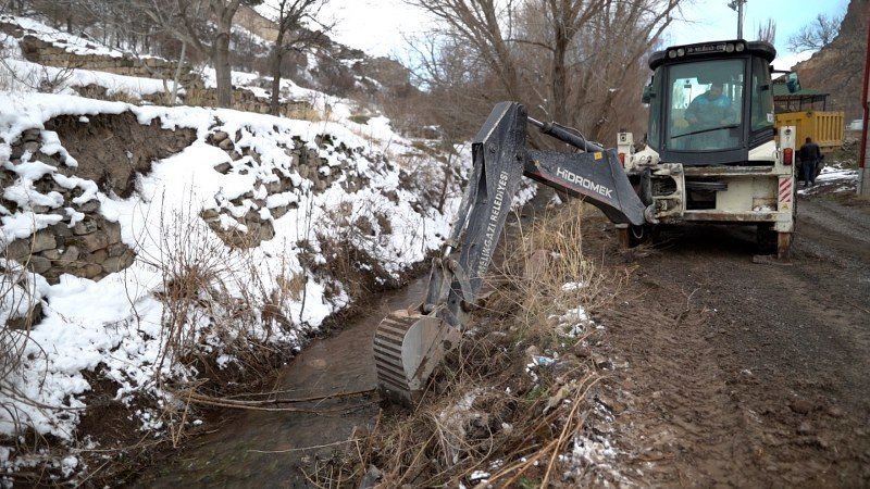 Melikgazi’de Sulama Kanallarında Temizlik