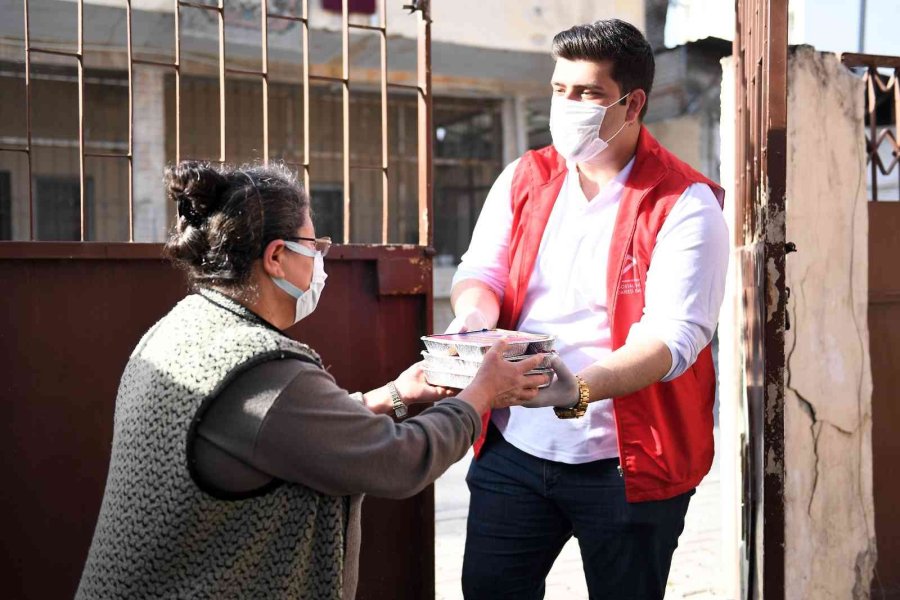 Mersin’de Günde 12 Bin Kişiye İftar Yemeği Ulaştırılıyor