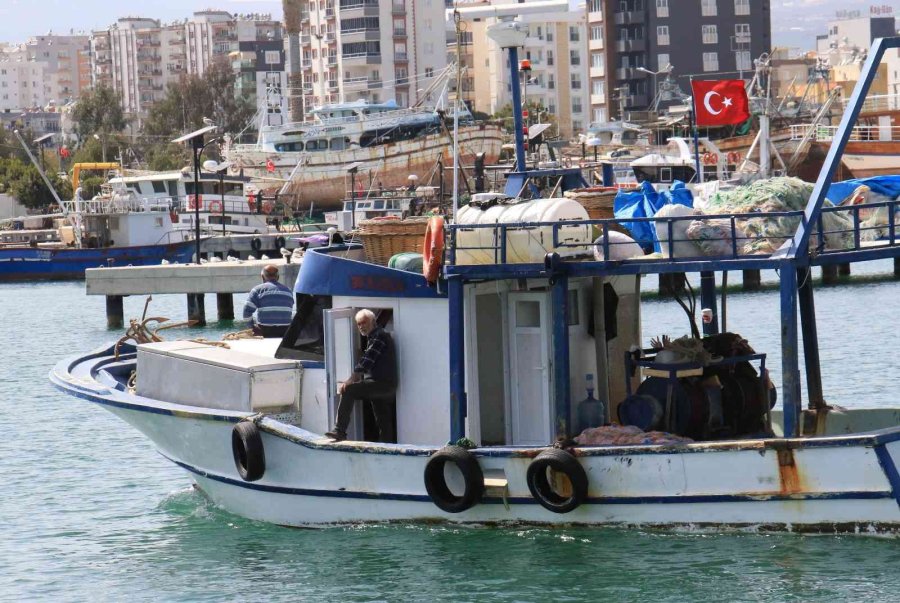 Akdeniz’de Balıkçılar Sezonu Erken Kapatmaya Başladı