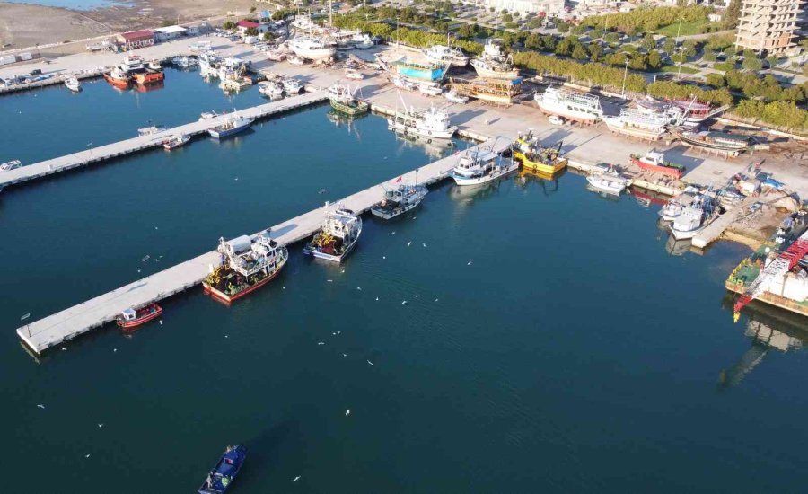 Akdeniz’de Balıkçılar Sezonu Erken Kapatmaya Başladı