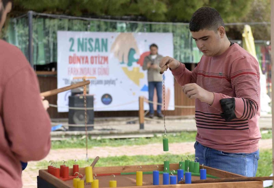 Muratpaşa’da Balonlar Otizmde Farkındalık İçin Havalandı