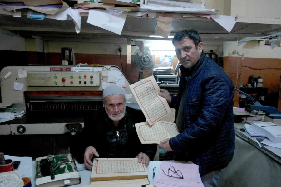 Cilt Ustası Kur’an-ı Kerim’leri Ücretsiz Yeniliyor