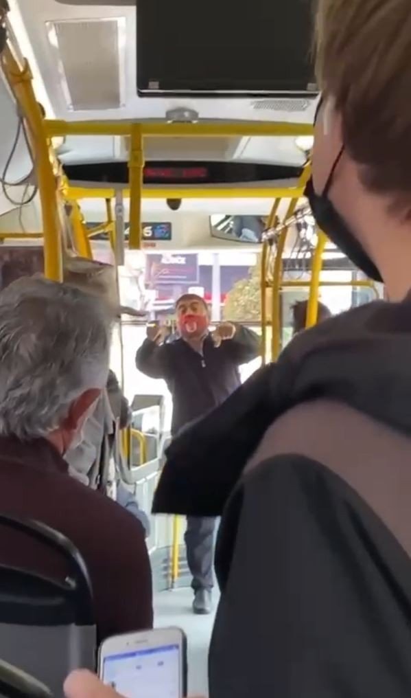 Yolcuyla Tartışıp ‘şoförden Olmayanlar İnsin’ Diyen Şoför: “geldiğimde Otobüs Bomboştu”