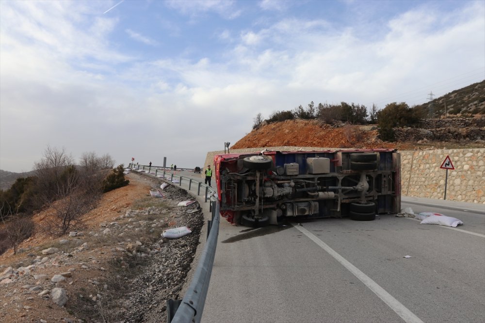 Karaman'da Devrilen Yem Yüklü Kamyondaki 3 Kişi Yaralandı