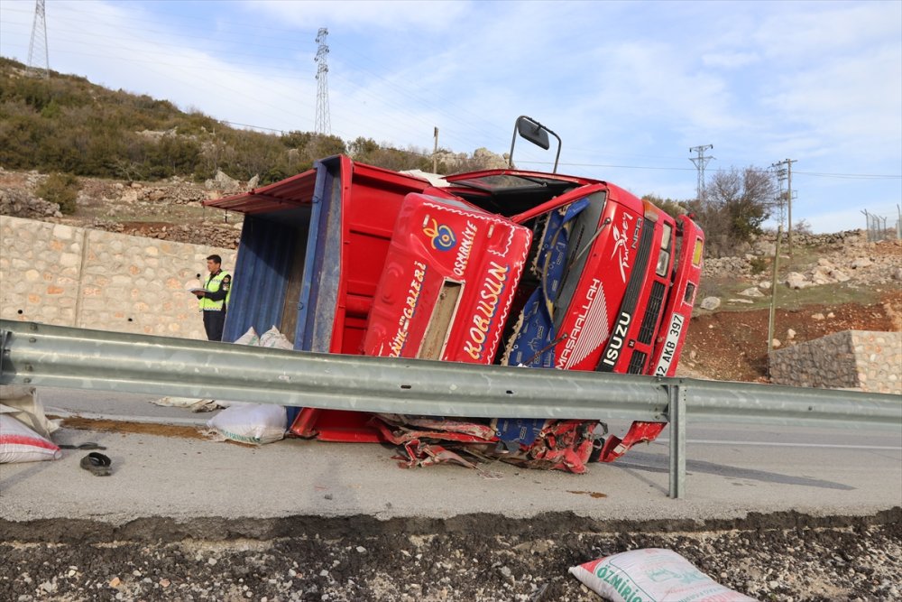 Karaman'da Devrilen Yem Yüklü Kamyondaki 3 Kişi Yaralandı