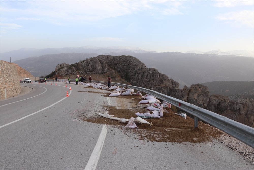 Karaman'da Devrilen Yem Yüklü Kamyondaki 3 Kişi Yaralandı