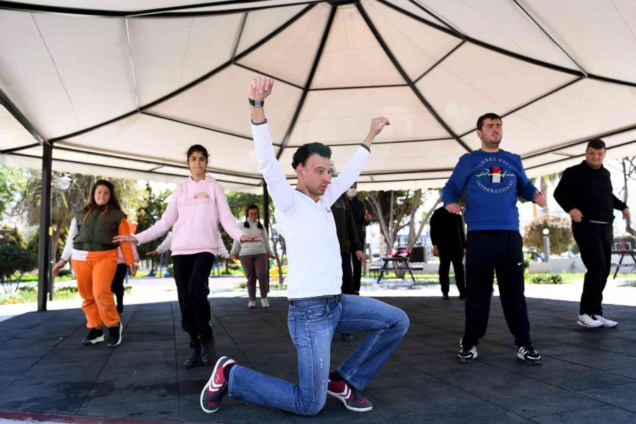 Özel Bireylere Halk Oyunları Kursu