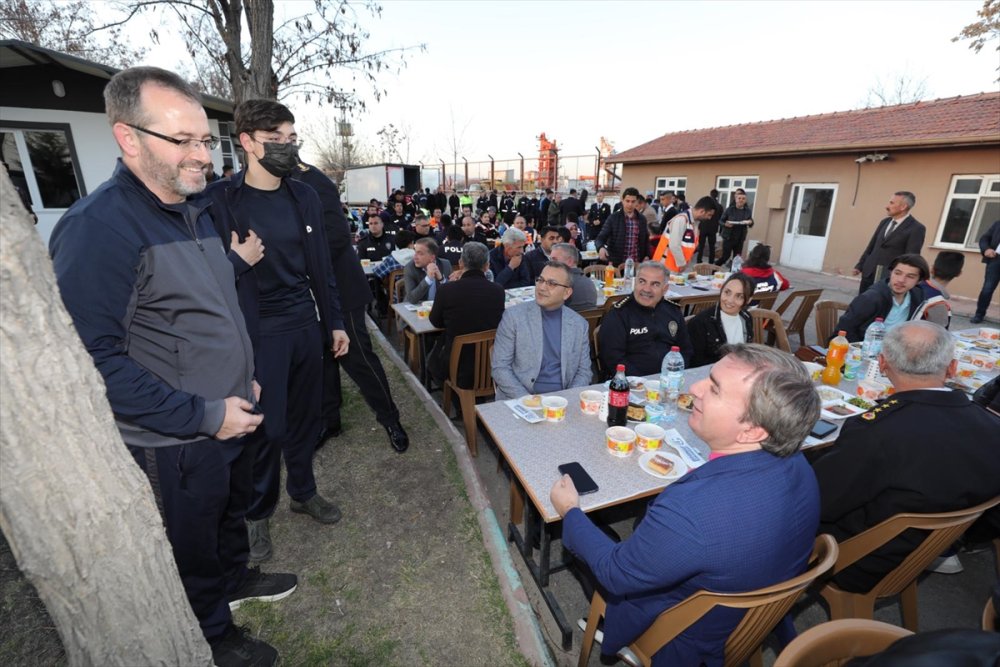 Aksaray'da Polis Noktasında İftar