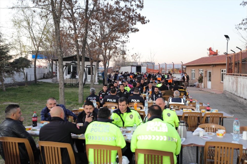 Aksaray'da Polis Noktasında İftar