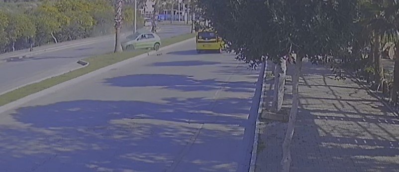 Antalya'da Direğe Çarpan Otomobilde Bir Kişi Ağır Yaralı