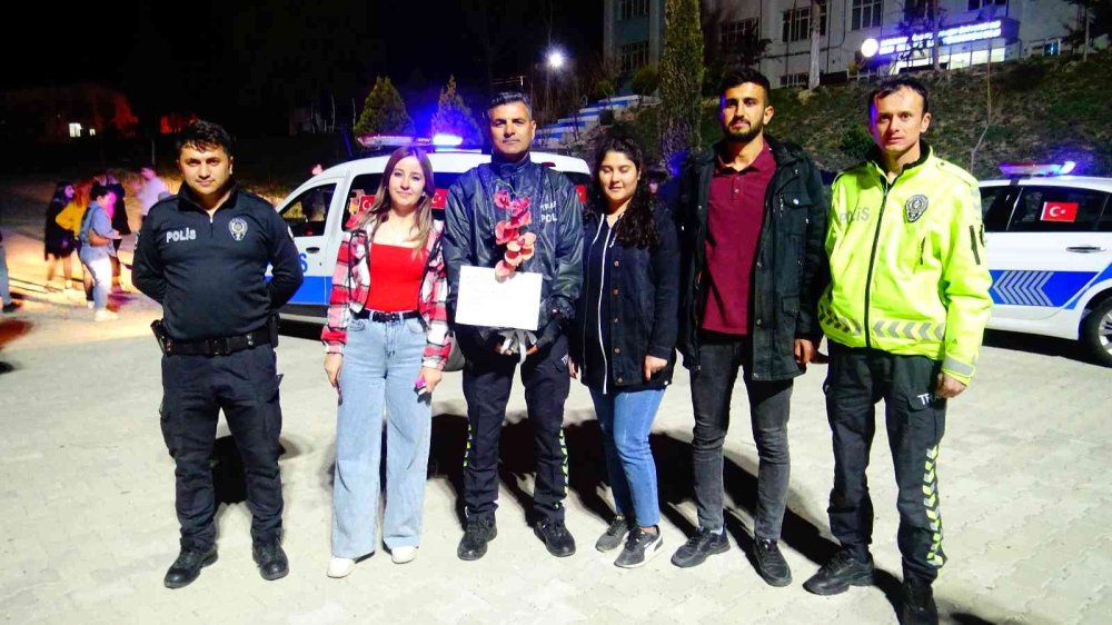 Karaman'da Öğrencilerinden Polislere Çiçekli Pastalı Sürpriz