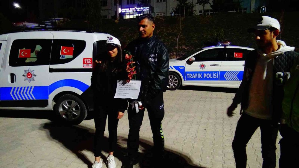 Karaman'da Öğrencilerinden Polislere Çiçekli Pastalı Sürpriz