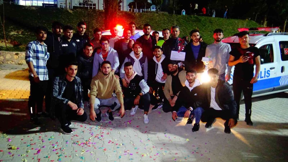 Karaman'da Öğrencilerinden Polislere Çiçekli Pastalı Sürpriz