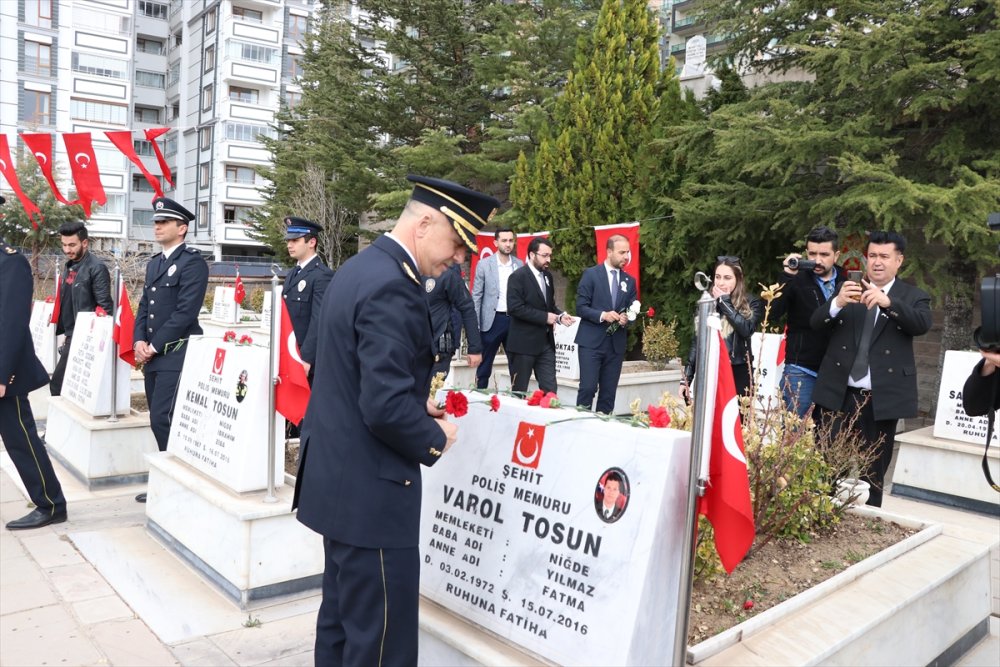 Niğde'de Polisler Şehitliği Ziyaret Etti