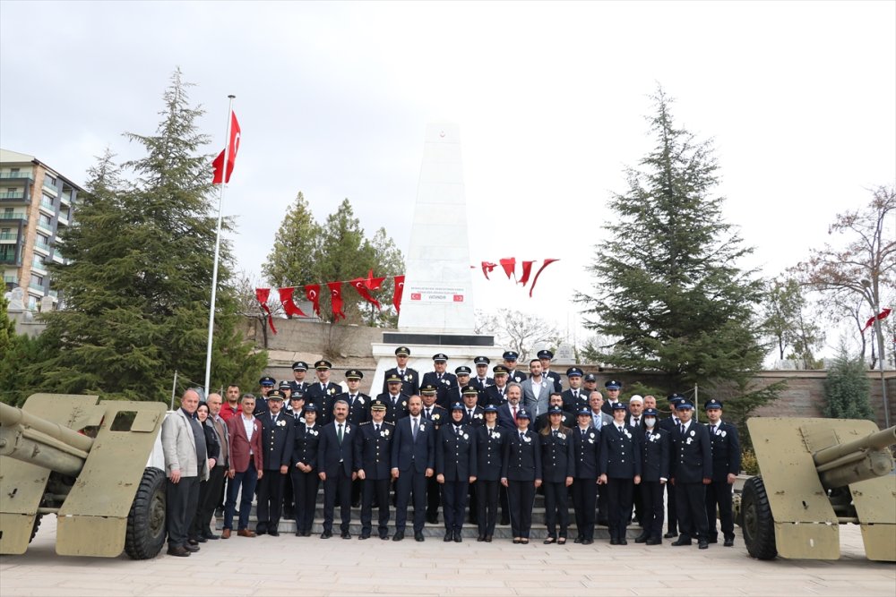 Niğde'de Polisler Şehitliği Ziyaret Etti