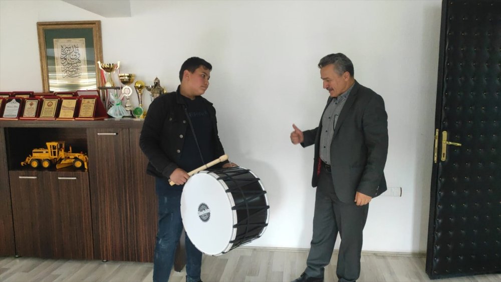 Teneke Çalan Gençlere Davul Hediye Edildi