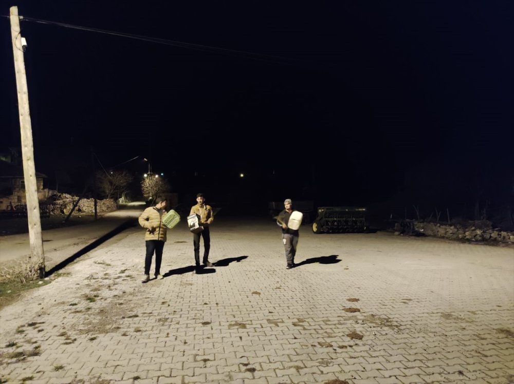 Teneke Çalan Gençlere Davul Hediye Edildi