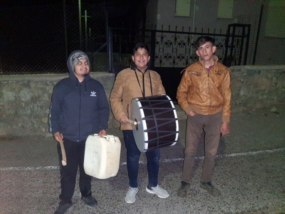 Teneke Çalan Gençlere Davul Hediye Edildi