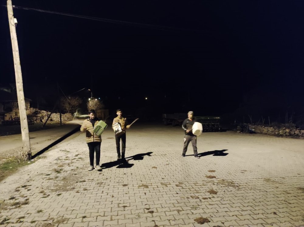 Teneke Çalan Gençlere Davul Hediye Edildi