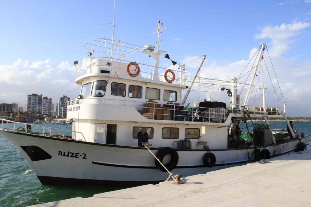 Akdeniz’de Balık Yerine Bir Avda 2 Konteyner Çöp Çıktı