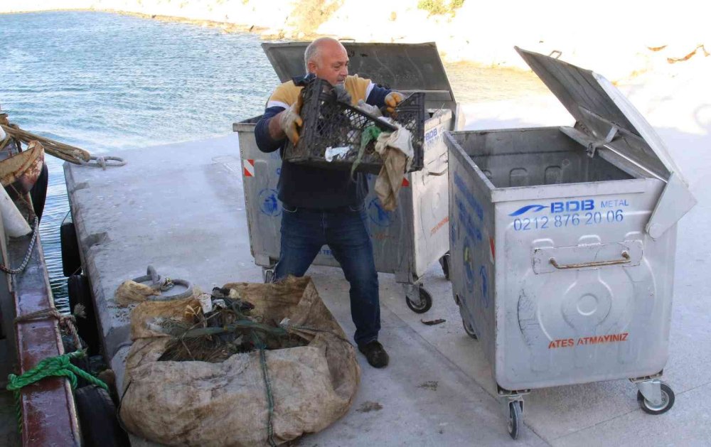 Akdeniz’de Balık Yerine Bir Avda 2 Konteyner Çöp Çıktı