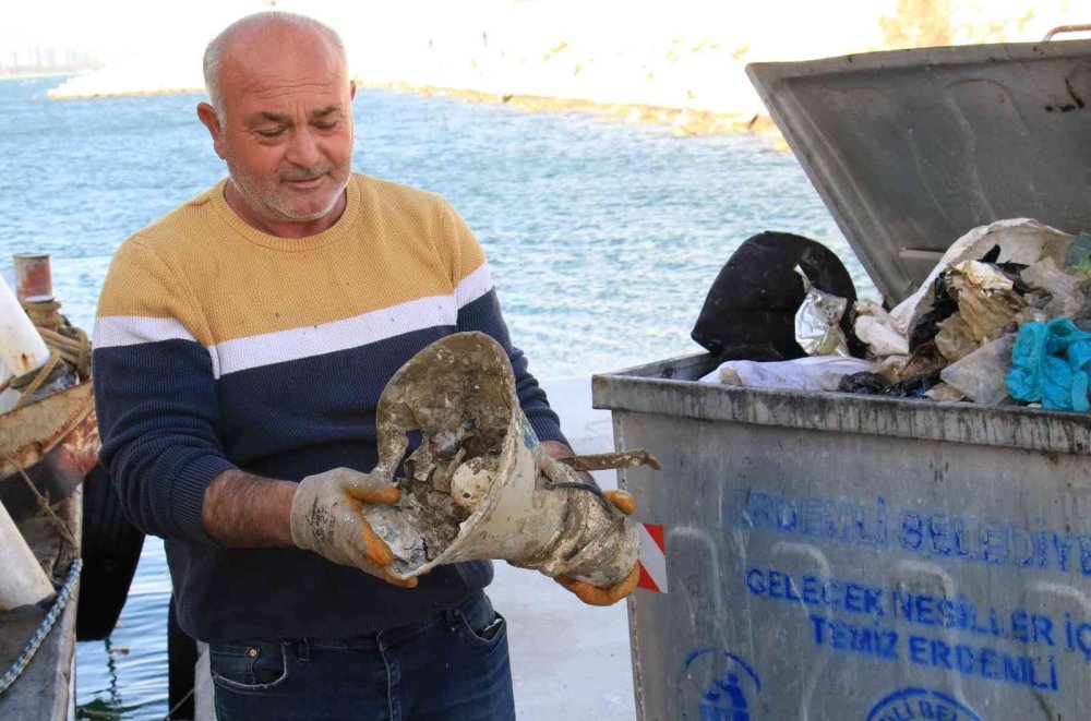 Akdeniz’de Balık Yerine Bir Avda 2 Konteyner Çöp Çıktı