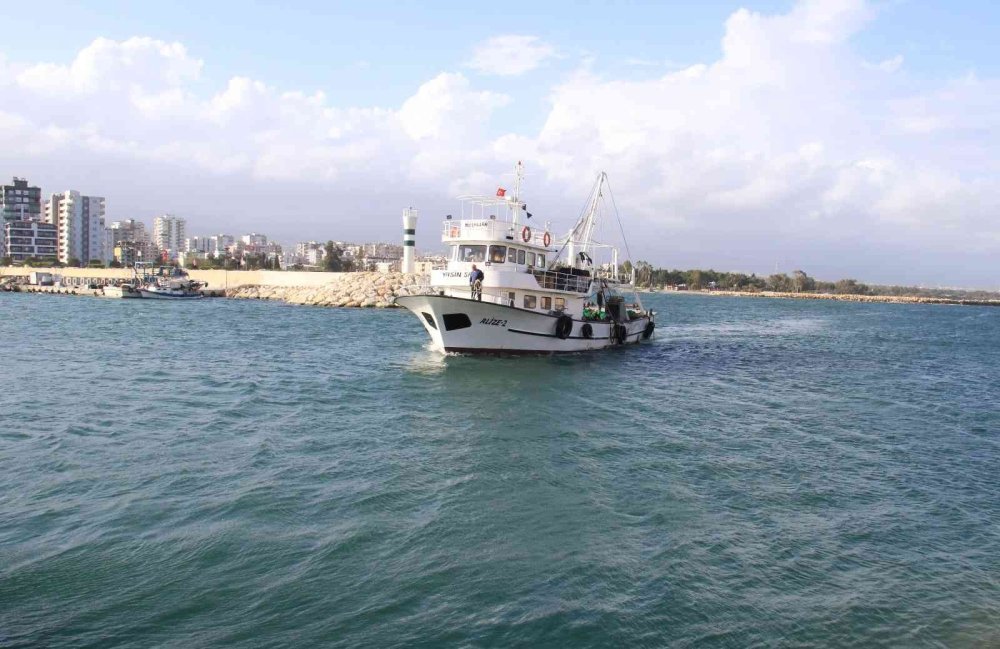 Akdeniz’de Balık Yerine Bir Avda 2 Konteyner Çöp Çıktı