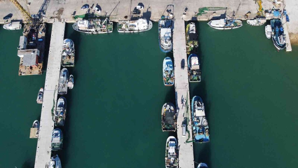 Akdeniz’de Balık Yerine Bir Avda 2 Konteyner Çöp Çıktı