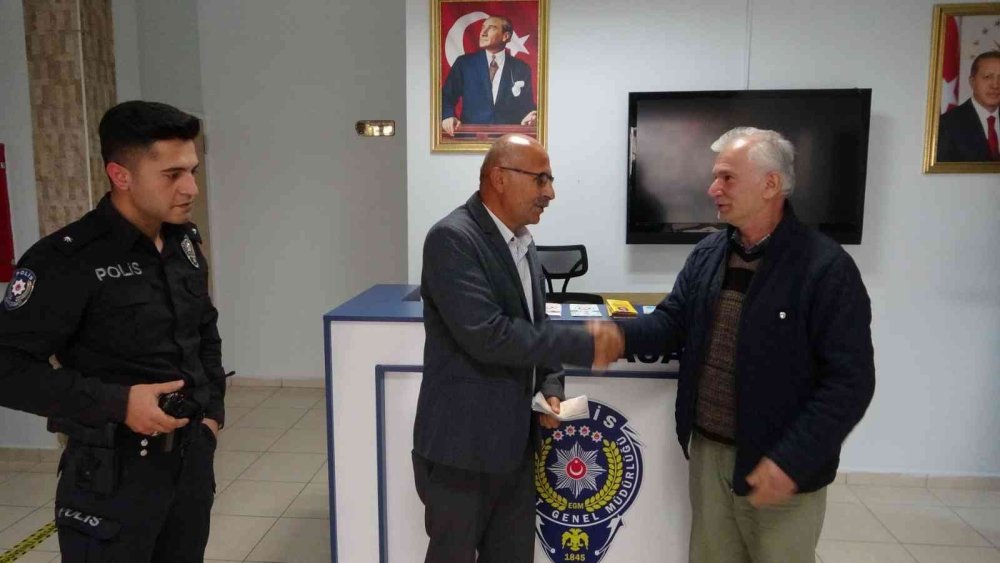 Antalya'da ATM'de Unutulan Para Teslim Edildi