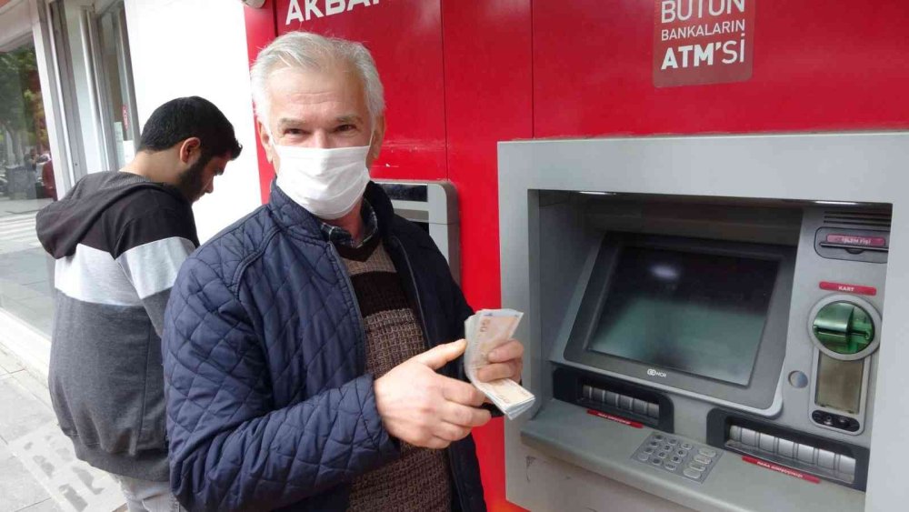 Antalya'da ATM'de Unutulan Para Teslim Edildi