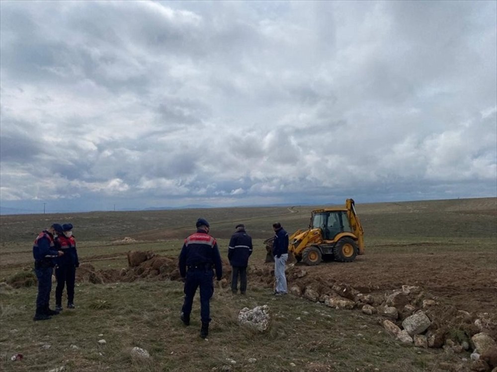 Eskişehir'de Arkeolojik Sit Alanında Kaçak Kazı Yapan 2 Şüpheli Yakalandı