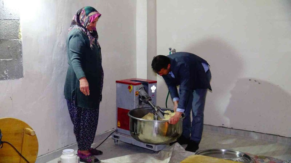 Karaman Hayırsever Muhtarı Taktir etti