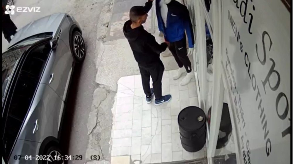 Mankenin Üstündeki Eşofmanı Çaldı, Selam Verip Kaçtı