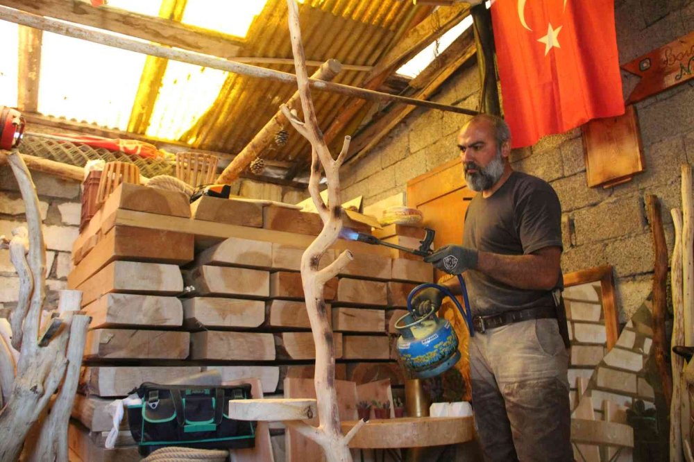 Eşini Kanserden Kaybetti, Marangoz Atölyesinde Hayat Buldu
