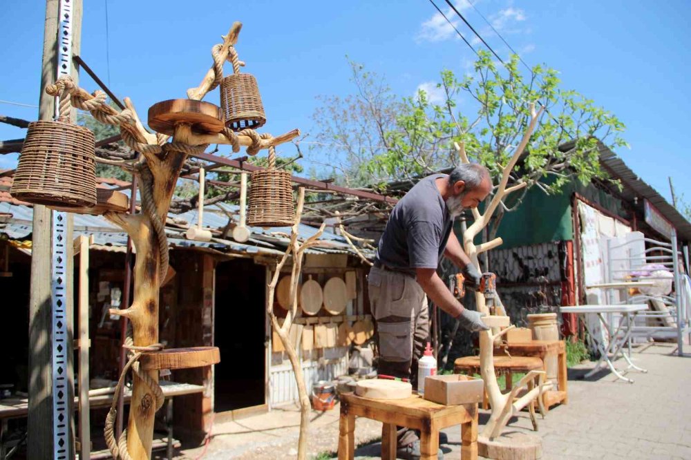 Eşini Kanserden Kaybetti, Marangoz Atölyesinde Hayat Buldu