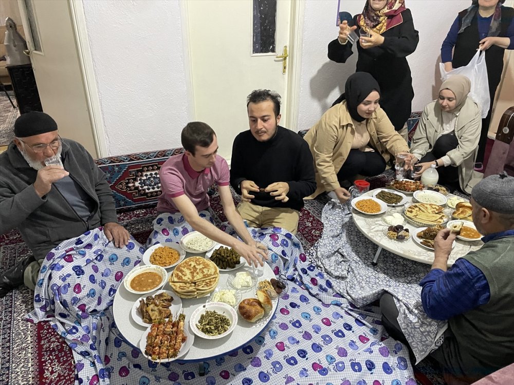Aksaraylı Aileler, Gurbetteki Öğrencileri İftar Sofralarında Misafir Ediyor