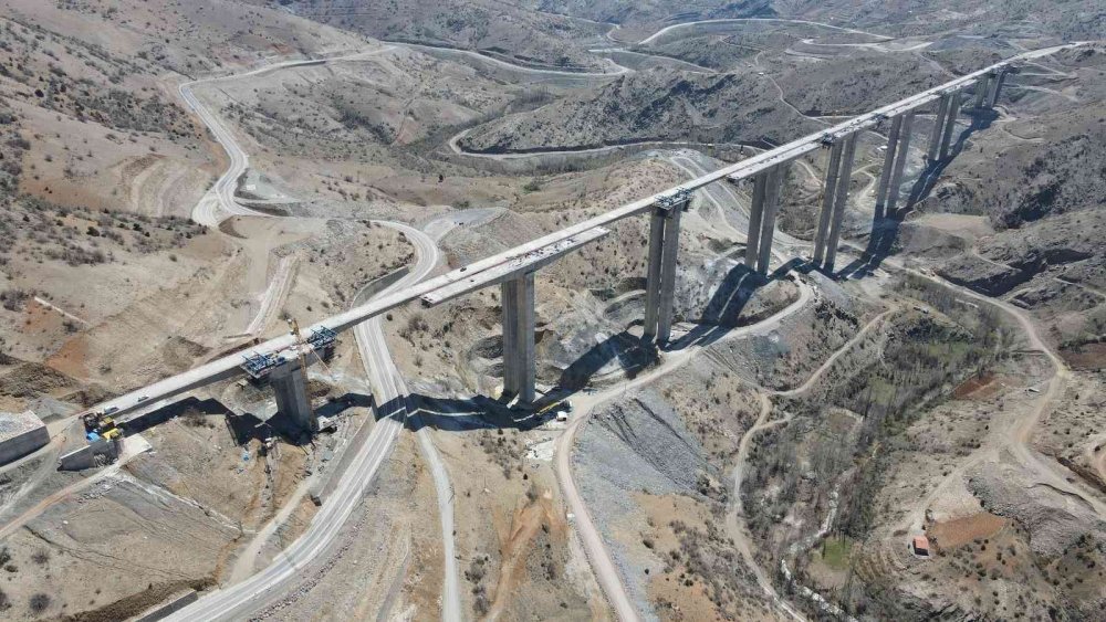 Bakan Karaismailoğlu Eğiste Viyadüğünü İnceledi