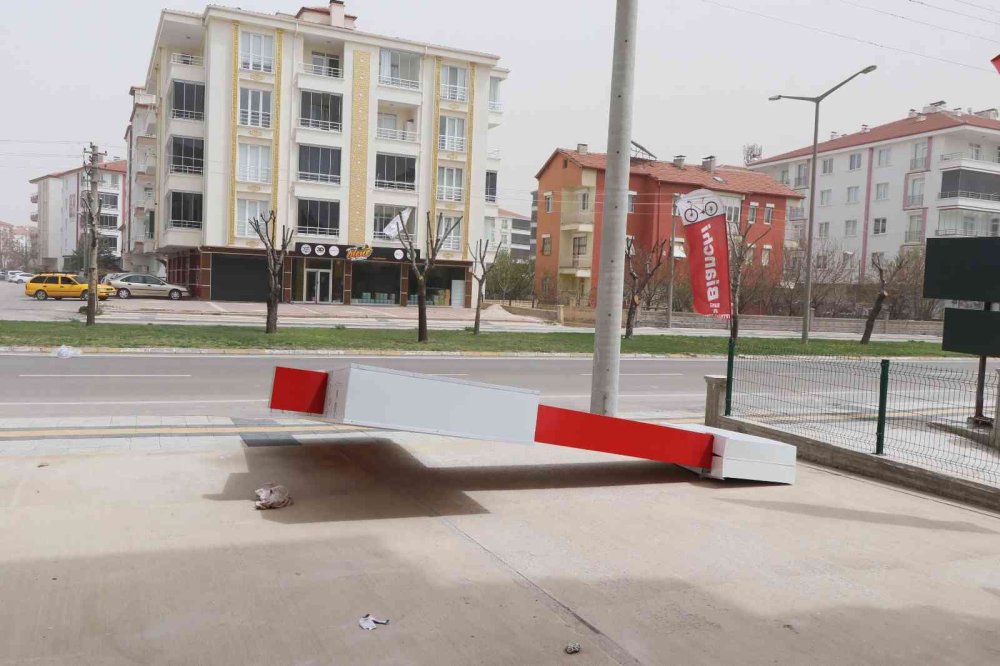 Aksaray’da Kuvvetli Rüzgar Toz Bulutu Oluşturdu, Tabelaları Devirdi