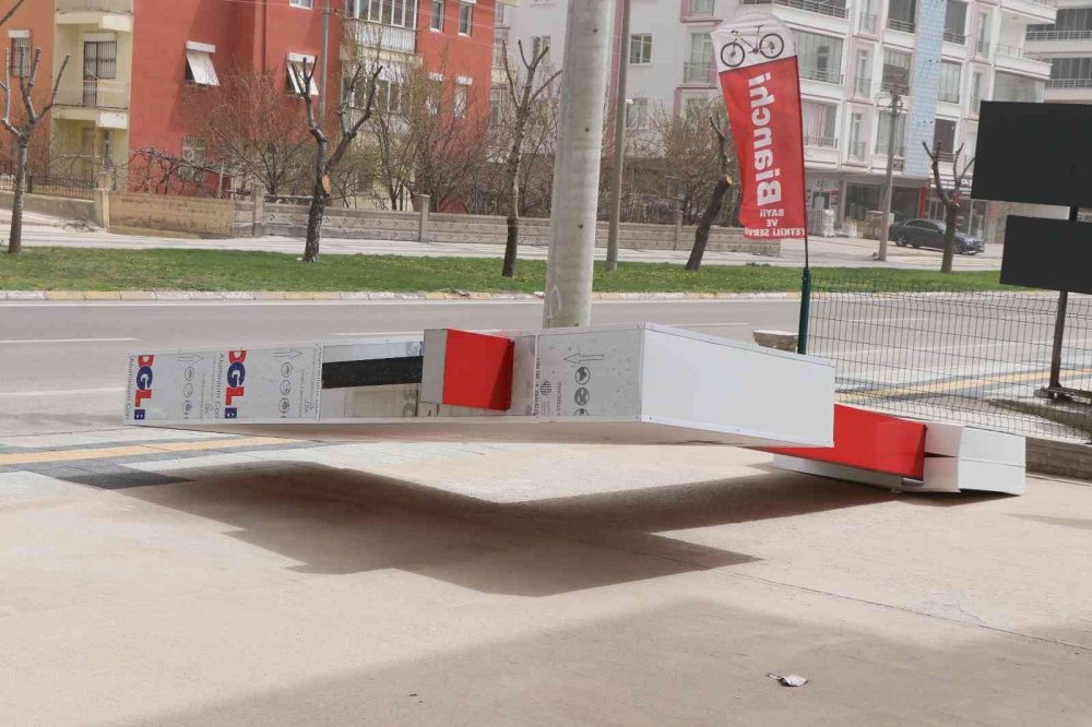 Aksaray’da Kuvvetli Rüzgar Toz Bulutu Oluşturdu, Tabelaları Devirdi