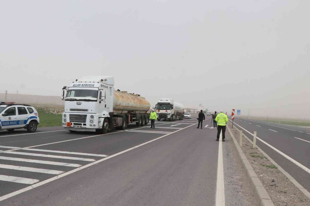 Aksaray’da Kuvvetli Rüzgar Toz Bulutu Oluşturdu, Tabelaları Devirdi