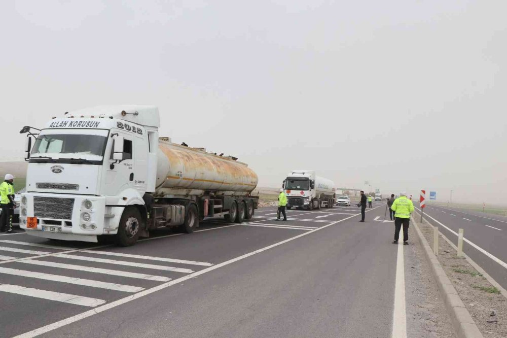 Aksaray’da Kuvvetli Rüzgar Toz Bulutu Oluşturdu, Tabelaları Devirdi