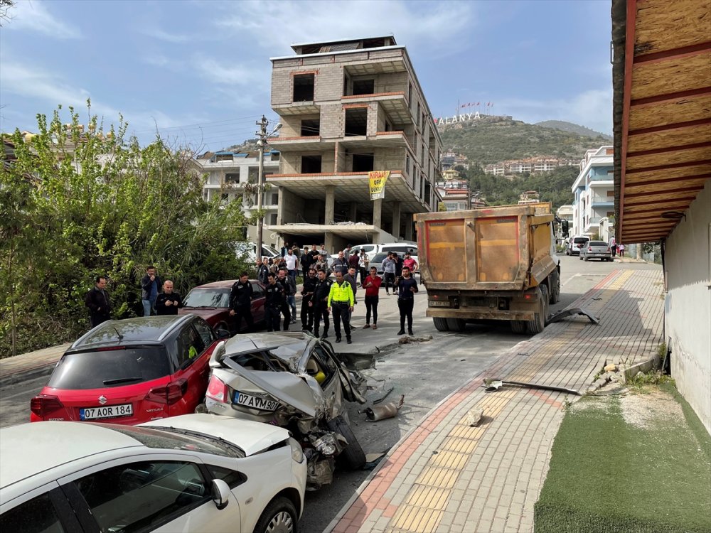 Alanya'da Freni Boşalan Kamyon Biçti Geçti