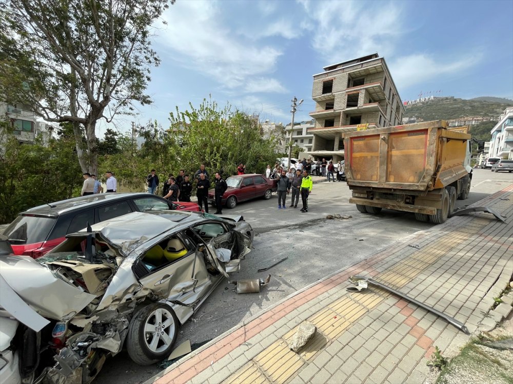 Alanya'da Freni Boşalan Kamyon Biçti Geçti