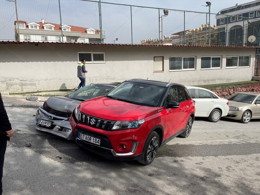 Alanya'da Freni Boşalan Kamyon Biçti Geçti