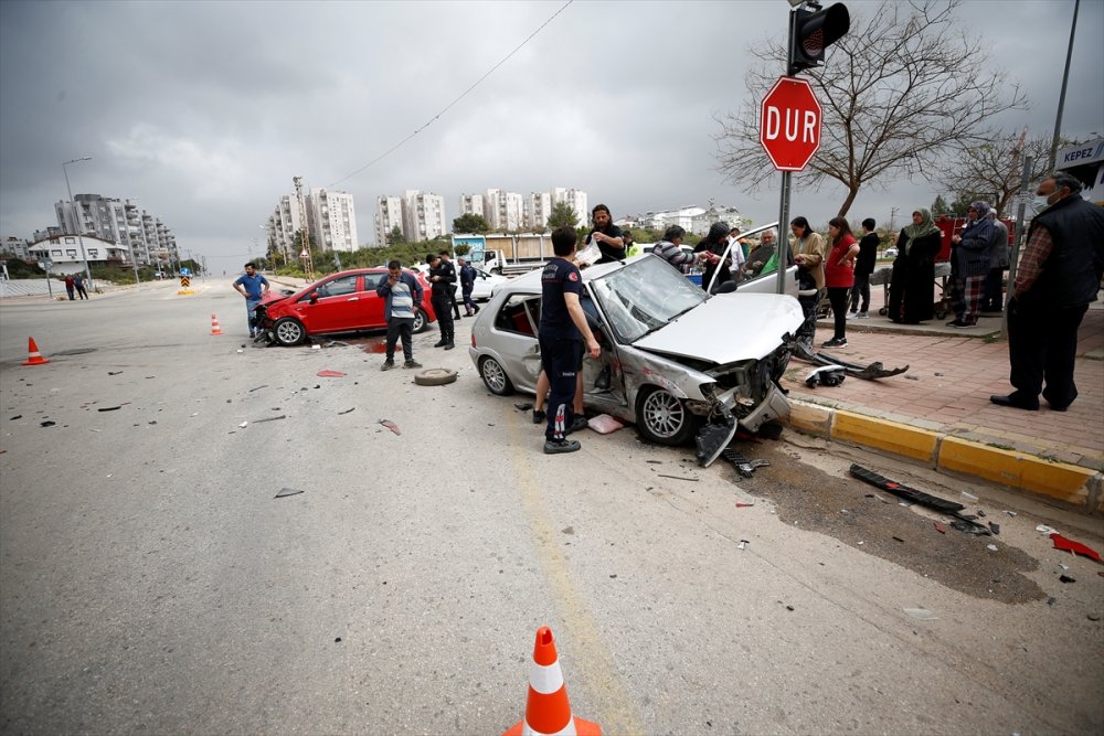 Antalya'da Çarpışan İki Otomobildeki 7 Kişi Yaralandı